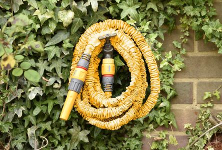 Hozelock Superhoze Expanding Garden Hose 30m – Flexible, 2 Aquastop Fittings