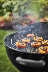 Weber Classic Kettle Charcoal Barbecue, 57cm – Porcelain-Enamelled, One-Touch Cleaning, Lid Thermometer, Black