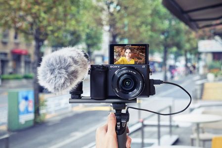 Sony Alpha 6400 Mirrorless Camera with 16-50mm Lens