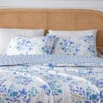 Great Bay Home April Morning Collection 3 Piece Quilt Set with Shams. Reversible Floral Bedspread Coverlet. Machine Washable. (King, Multi)