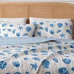 Great Bay Home King Coastal Quilt Bedding Set, Summer Coastal Quilt with Shams, Beach 3-Piece Reversible All Season Bedspread Quilt Set. Lightweight Nautical Quilted Coverlet. Bali Collection, Blue