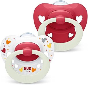 NUK Signature Night ciuccio | 0-6 mesi | Calma il 95% dei bambini | Succhietti a forma di cuore in silicone senza BPA | Glow-in-the-dark | Custodia compresa | Cuori Rossi | 2 pezzi