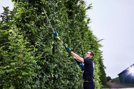 Makita 18V Brushless Pole Hedge Trimmer – Cordless Garden Tool