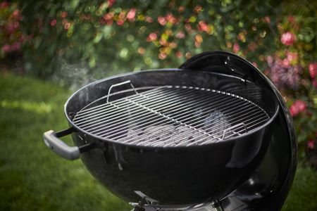 Weber Classic Kettle Charcoal Barbecue, 57cm – Porcelain-Enamelled, One-Touch Cleaning, Lid Thermometer, Black