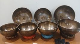 Amilav Collections 7 Chakra Singing Bowl Set, Singing Bowls Set, Tibetan Singing Bowl Set of 7, A to G Note Healing Bowls, Mediation Bowl (5-10")