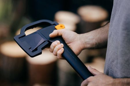 Fiskars Splitting Axe – Black/Orange, Heavy-Duty Wood Chopper