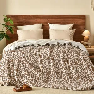 PHF Giraffe Sherpa Fleece Blanket King Size, 480GSM Thick and Warm Reversible Blanket for Winter, No Shedding, No Pilling, Ultra Soft Fuzzy Plush Blanket for Bed Sofa Couch, 108"x90"