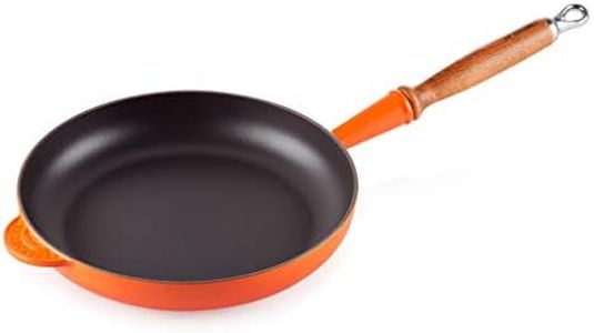 Le Creuset, Poêle en Fonte Émaillée avec Manche en Bois, Ronde, Ø 24 cm, Compatible avec Toutes Sources de Chaleur (Induction Incluse), 2.59 kg, Volcanique