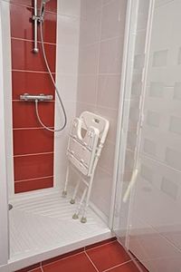 Identités, Chaise de Douche Pliable Tobago, Assise Anatomique, Facile à Plier, Poids max Supporté 110 kg, Grande Largeur, Aluminium, Assise 41 x 40 cm