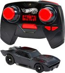 Hot Wheels HJT85 - R/C Batmobil im Maßstab 1:64, ferngesteuertes Fahrzeug aus dem Film, aufladbare Fernbedienung mit USB-Anschluss, Geschenk für Fans von Comics und Autos und Kinder ab 5 Jahren