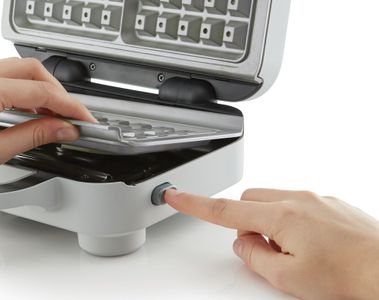 Breville DuraCeramic Waffle Maker – Non-Stick, Easy Clean