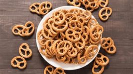 Salted Pretzels 1kg – Original Salty Flavour Mini Pretzel with Sea Salt Flavoured Oven Baked Brezels Bretzels Crunchy Party Snack - Large Bulk Big Sharing Bag Snacks (Packaging May Vary) Vegan PURIMA