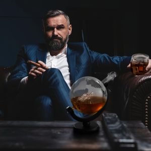 Oak & Steel Large Globe Whiskey Decanter Set – 1500ml with 2 Glasses, Stones & Stand – Gift for Men