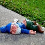 Funny Drunk Dwarf Garden Gnome Statues, Drunk Gnome Creative Garden Statues Decoration, Resin Sculpture Novelty Outdoor Indoor Patio Lawn Yard Porch Ornament Decor 9.5in*5.9in*3.1in (Blue)