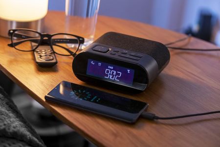 Groov-e Roma DAB/FM Clock Radio – USB Charging, LED Display, 40 Presets, Black