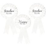 1 Mommy to be Tinplate Badge Pin Neutral, 2 Badges for Grandmas to be - Baby Shower Button New Mom Gifts Gender Reveals Party Baby Girl or for Boy, White Rosette Button Baby Celebration (White, NO