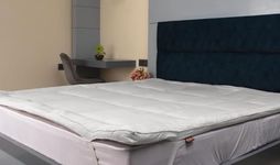 Amazon Brand – Umi Super Soft 600 GSM Mattress Padding Mattress Topper for Comfortable Sleep - White, 5ft x 6ft, Small Queen (60x72 Inches)