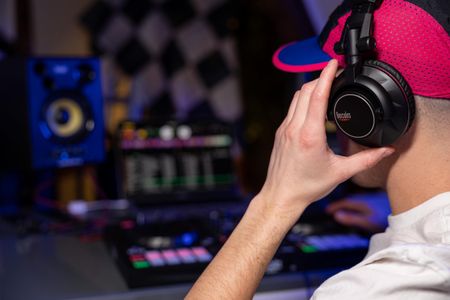 Hercules DJ Essentials Kit – Complete Beginner DJ Controller Set