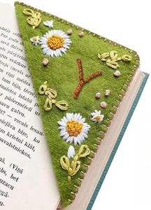 MOTEERLLU Personalized Hand Embroidered Corner Bookmark,Felt Triangle Page Stitched Handmade Bookmark,Unique Cute Flower Letter Embroidery Bookmarks Accessories for Book Lovers(Summer-y)