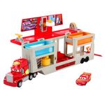 Mattel Disney and Pixar Cars Transforming Truck & Toy Car Playset, Color Changers Paint Shop Mack with Detachable Cab, Color Change Lightning McQueen & Accessories, HPD82