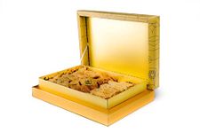 Sweet Land Regular Baklava Selection - 850g Pack | Handmade Traditional Lebanese Baklava | Ramadan, Mother's Day, Easter, & Eid | Selection Tray with Pistachio, Almond & Cashew Nuts | Gold Gift box