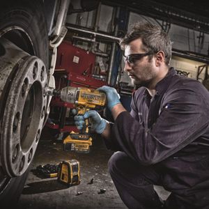 DEWALT 18V Cordless High Torque Impact Wrench – 2x5Ah Batteries, Brushless
