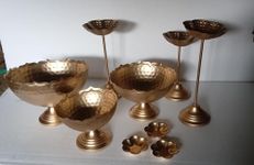 ZM Handicrafts Taj Urli Floating Flower Set | Hammered Taj Urli with Stand Urli with Bowl for Living Room | Urli, Pooja Diya, Diwali, Christmas, Festival Decor Set of 9 Pcs Combo