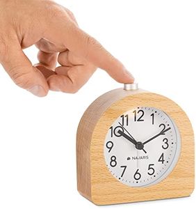 Navaris Sveglia da Comodino Analogica in Legno - Orologio da Tavolo Analogico Stile Vintage con Funzione Snooze - Sveglia da Tavolo in Legno Naturale Marrone Chiaro