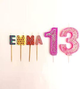 Velas cumpleaños con nombre personalizado multicolor y un regalo