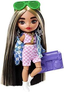 Barbie Extra Mini poupée n°2 (14 cm) avec Ensemble et Veste, Socle et Accessoires Dont Lunettes de Soleil et radiocassette, Jouet pour Enfant, HGP64
