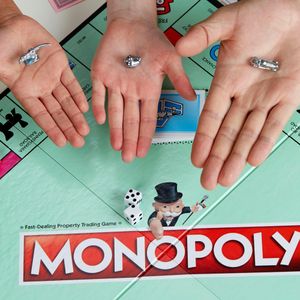Hasbro Monopoly Classic Board Game – Family Game Night Essential