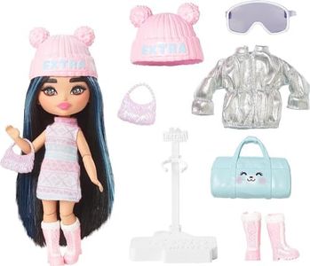 Barbie - Extra Minis Fly, Mini Bambola viaggiatrice Alta 14 cm con Look Invernale, Abito alla Moda con Stampa Pastello e Accessori a Tema Inclusi, Giocattolo per Bambini, 3+ Anni, HPB20