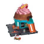 Hot Wheels Let's Race Netflix - City Track Set Age 3+ with 1 Hot Wheels Car, Track Play that Connects to Other Sets, Ice Cream Shop Playset, HTN77