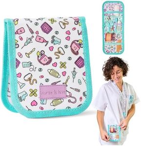 Nurse is Love Pochette Infirmiere pour Blouse Couleur AQUA - Pochette Aide Soignante Personnalisé | Infirmiere accessoires. Espace pour Ciseaux Infirmier. Cadeau Infirmiere | Matériau Imperméable
