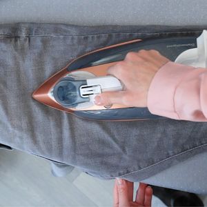 Breville DiamondXpress Steam Iron – 3100W, Diamond Ceramic Soleplate, 400ml Tank, White/Rose Gold