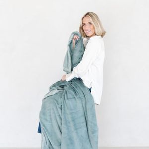 Saranoni Oversized Super Soft Comfy Lush 60" x 80" Adult Extra Large Blanket, (Eucalyptus)