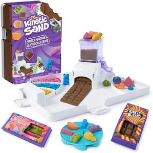 Kinetic Sand, Sweet Station with 1lb Moldable Play Sand, Candy Bar Storage Case and 8 Tools and Molds, Play Food-Themed and Arts and Crafts Sensory Toys for Kids Ages 5 and up