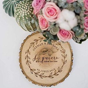 MONAMI - Porta alianzas de madera grabada con cordel para anudar los anillos. 2 tamaños aprox: 14-18 cm y 18-22cm diámetro