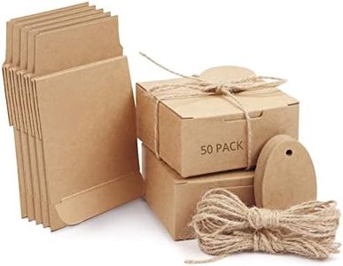 Belle Vous Cajas de Cartón Kraft Marrón (Pack de 50) Cuadradas con Tapa, Cuerda de Cáñamo y Etiqueta – 7,5 cm x 7,5cm x 3,5 cm - Caja Kraft Pequeña para Bodas y Regalos de Fiesta
