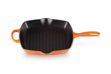 Le Creuset Signature Enamelled Cast Iron Grillit Frying Pan With Helper Handle and Two Pouring Lips, For All Hob Types and Ovens, 26 cm, Volcanic, 20183260900422, Oven Red