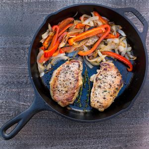 Lodge Cast Iron Skillet 26cm – Pre-Seasoned Frying Pan, Oven & Grill Safe