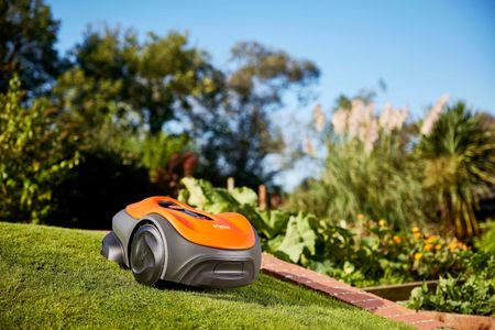 Flymo UltraLife 600 Robotic Lawnmower – Smart Wireless, Cut-to-Edge for Medium Lawns