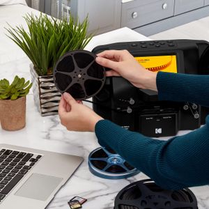Kodak 8mm & Super 8 Film Digitizer – 5" Screen, Frame-by-Frame MP4 Converter