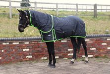 STABLE RUG 100 GSM FILL DETACHABLE NECK HORSE STABLE RUG BLACK WITH NEON BINDNG (5'6'')