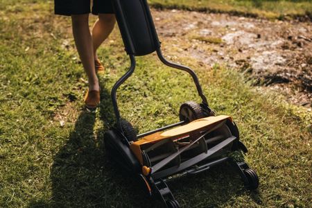 Fiskars StaySharp Max Reel Lawn Mower – 46cm Contactless Cutting, Black/Orange