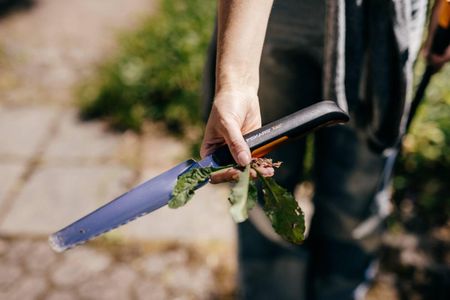 Fiskars Xact Extractor Tool – 39.6cm Garden Weed Remover