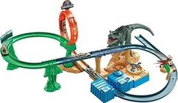 Hot Wheels Jurassic World Dominion Toy Cars & Track Set, Clash 'n Crash Playset with Big Dinosaur, Motorized Booster & 1:64 Scale Car