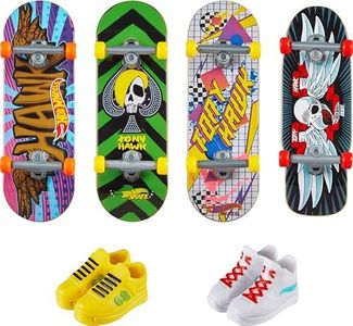 Hot Wheels Skate Tony Hawk Fingerboard & Removable Skate Shoes Multipack, 4 Boards, 2 Pairs of Skate Shoes, 1 Exclusive Set (Styles May Vary)