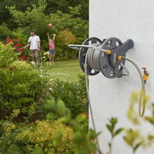 Hozelock Compact Hose Reel 25m – Integrated Handle, Fittings & Nozzle