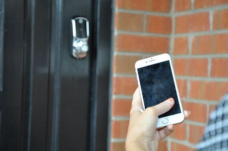 Yale Keyless Smart Door Lock – Chrome Finish